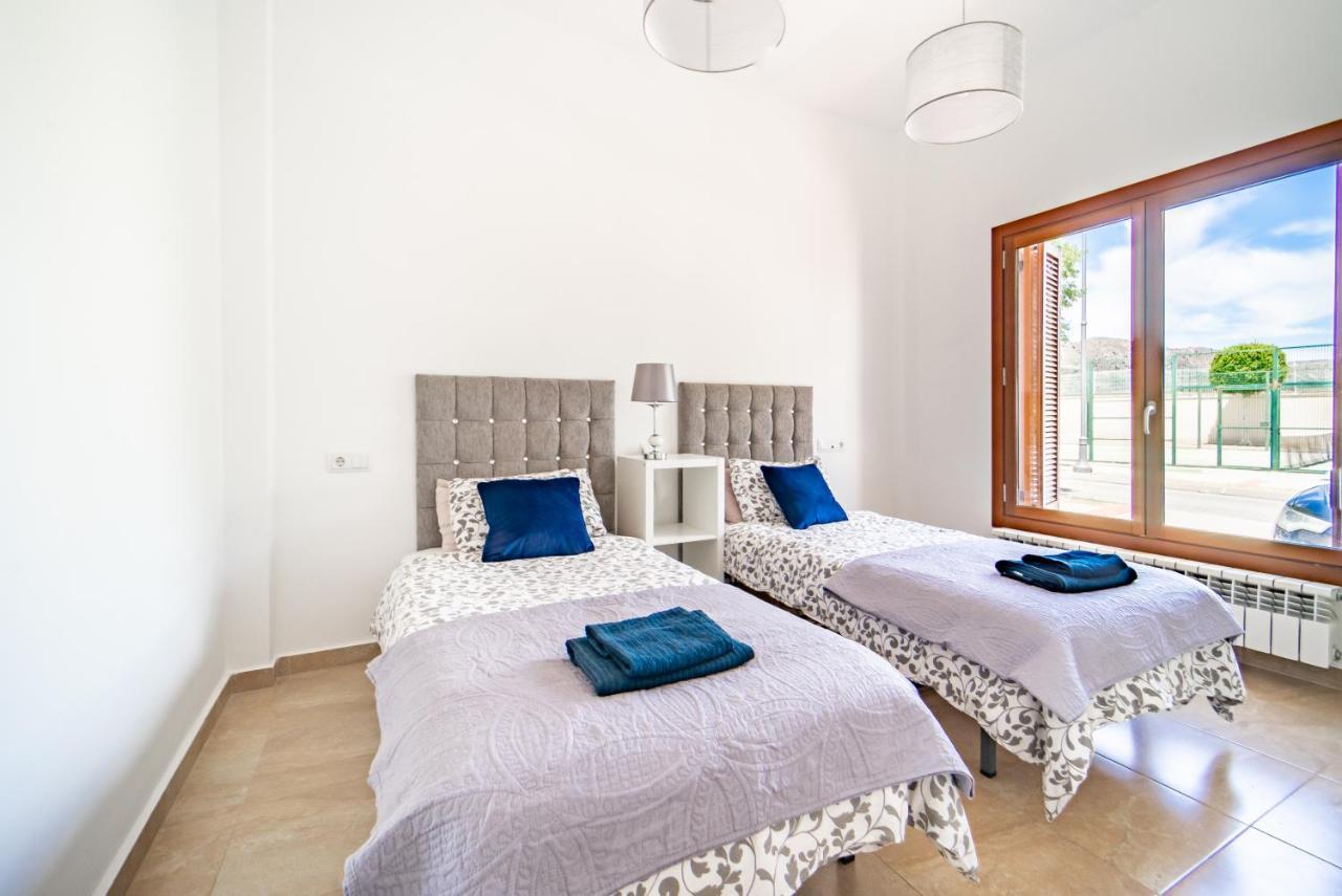 Three Bedroom Luxury Villa El Valle Golf Resort Banos y Mendigo المظهر الخارجي الصورة