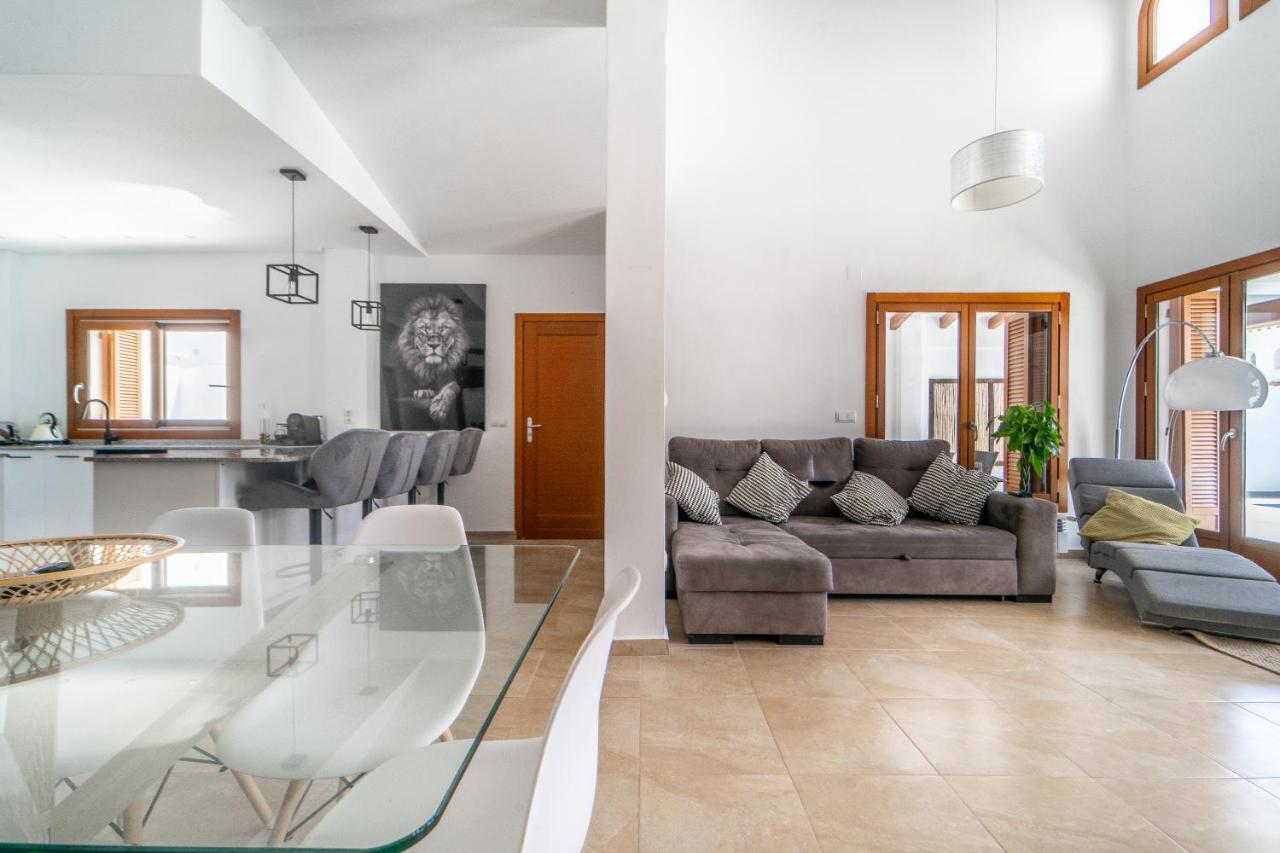 Three Bedroom Luxury Villa El Valle Golf Resort Banos y Mendigo المظهر الخارجي الصورة